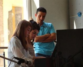 Manon et Deborah sous le regard de leur professeur Christophe Alcocer / Photo Evelyne Giudice