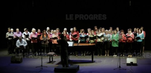 Le concert des chorales de la MJC Monplaisir sur la scène de la Maison de la danse. Photo Maxime Jegat