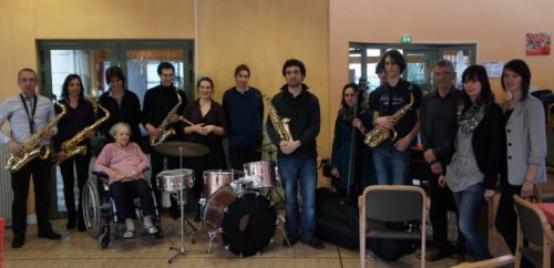 Miranda Astier et Estelle Retzignac (droite) et les musiciens des deux formations de l'EM Guy Candeloro. Photo Evelyne Giudice.