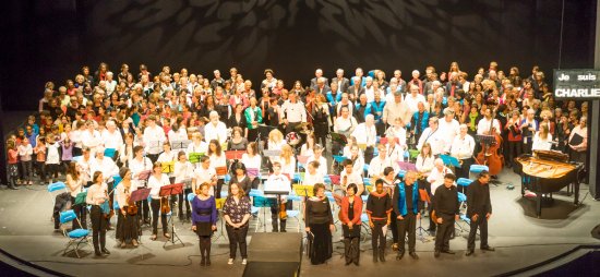 Le salut de 300 musiciens sur scène. Photo : famille Genty.