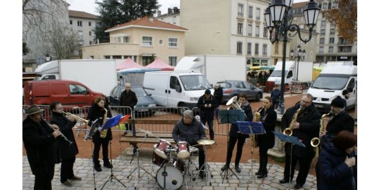 Et tout finit en musique, à l'image des évèmenents que Robert Batailly organisait. Photo Progrès/Pascal CHARRET 7/7