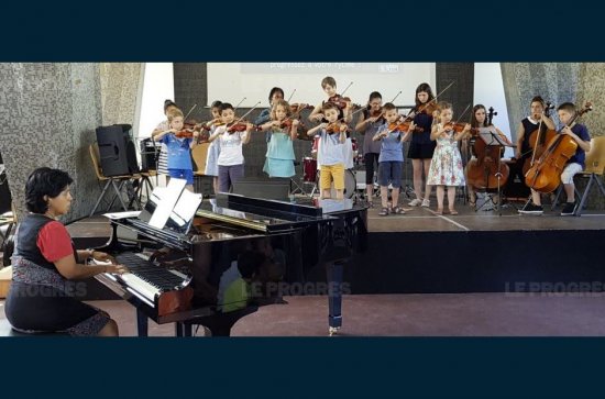 La classe de violons et violoncelles, accompagnée au piano, par Claudia, leur professeur. Photo Evelyne Giudice