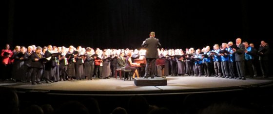 13/01/2013. Jean-Pierre Devin dirige les chorales du 8e. 200 choristes sur scène !
